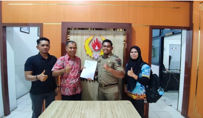 PENYERAHAN SK: Sekretaris KONI Hendri Febriyudi (kiri) bersama Wakil Ketua I KONI Boy Purbadi saat menerima SK Kepengurusan ABTI Sawahlunto periode 2026-2030 dari Ketua ABTI Desma Harianto yang didampingi Sekretaris ABTI Diance Eka Putri Yolanda di Sekret